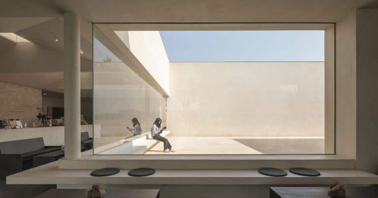 الفتحات على شكل قمع تضيء ضمن مساحة البيع بالتجزئة من Songmont بواسطة Archstudio في بكين
