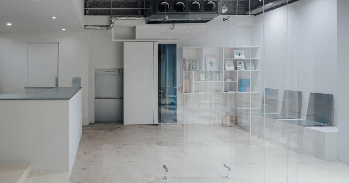 عام 1975 يتكشف صالون شعر الرجال داخل إطار أكريليك شفاف في هيروشيما