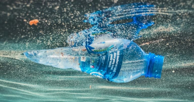 يطور الباحثون البلاستيك القابل لإعادة التدوير الذي يذوب بالكامل في البحر
