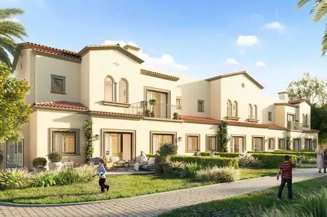 مجمع سكني حديث محاط بالحدائق والمساحات الخضراء