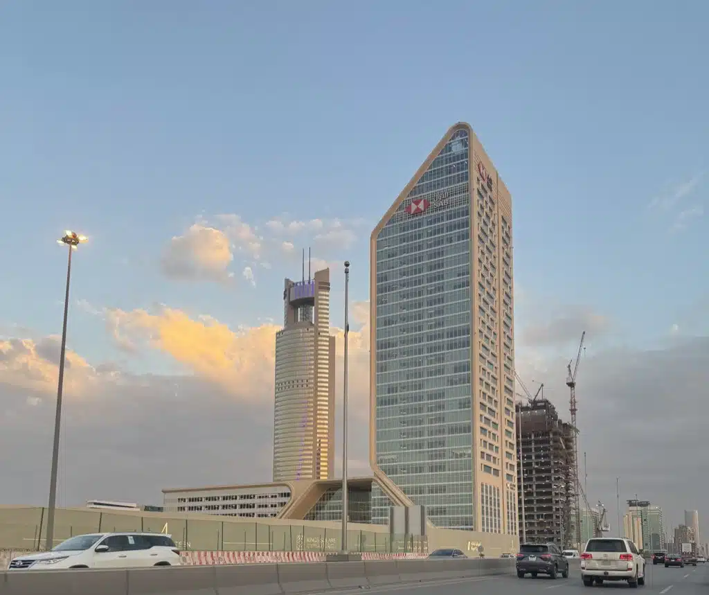 Alinma Tower in Riyadh.. Construction work reaches 20 out of 42 floors
