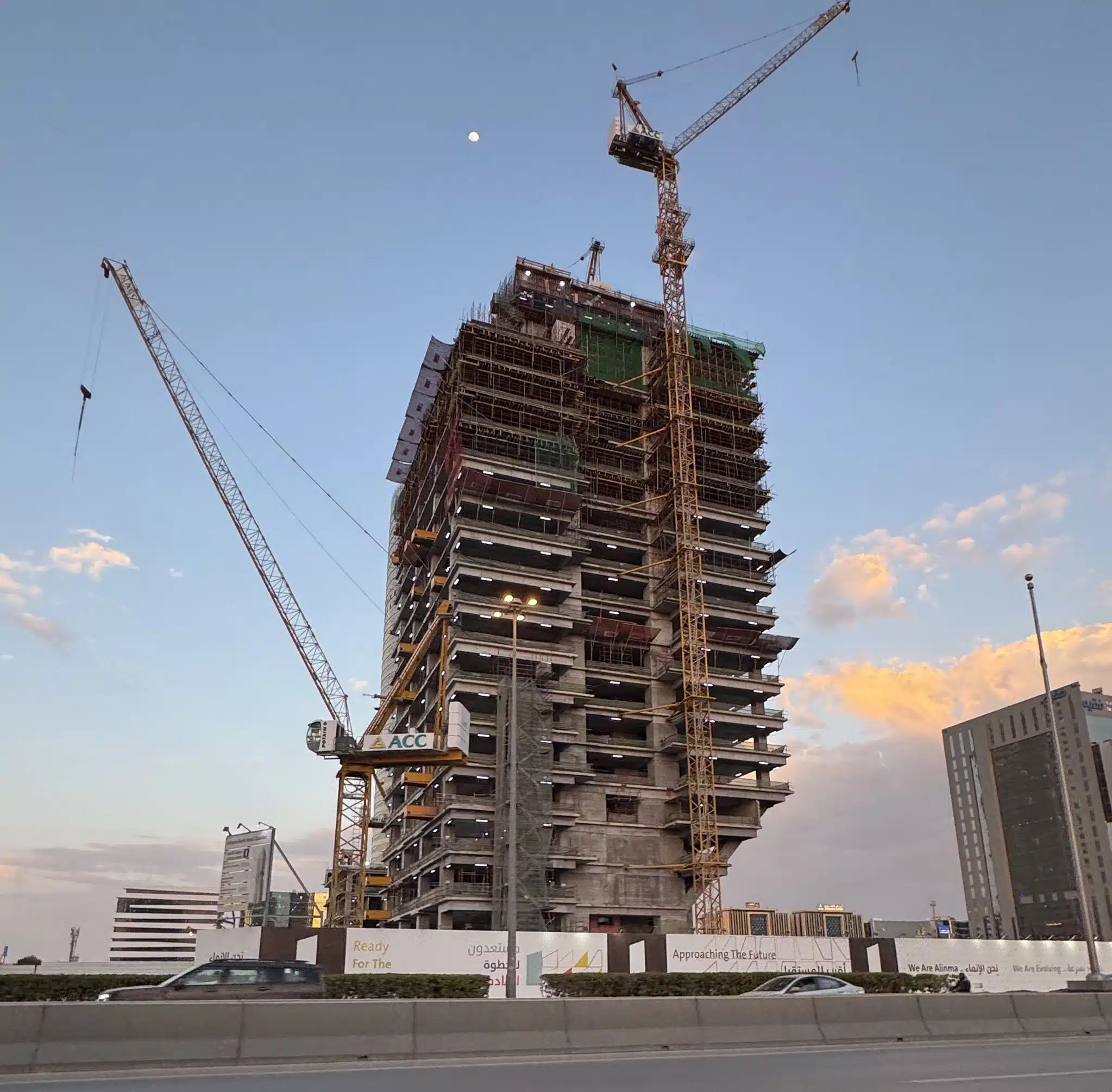 Alinma Tower in Riyadh.. Construction work reaches 20 out of 42 floors