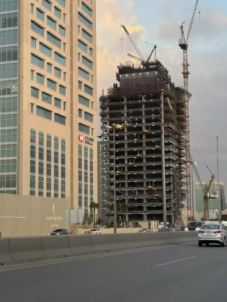 Alinma Tower in Riyadh.. Construction work reaches 20 out of 42 floors