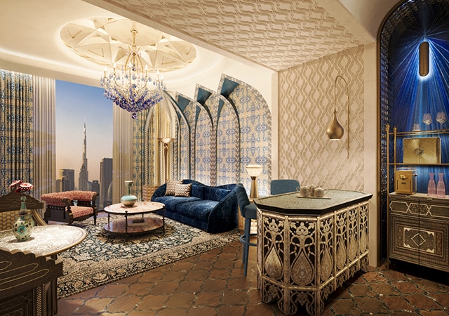 تصميم داخلي فاخر لغرفة معيشة مستوحاة من الطراز الفارسي بإطلالة على برج خليفة.