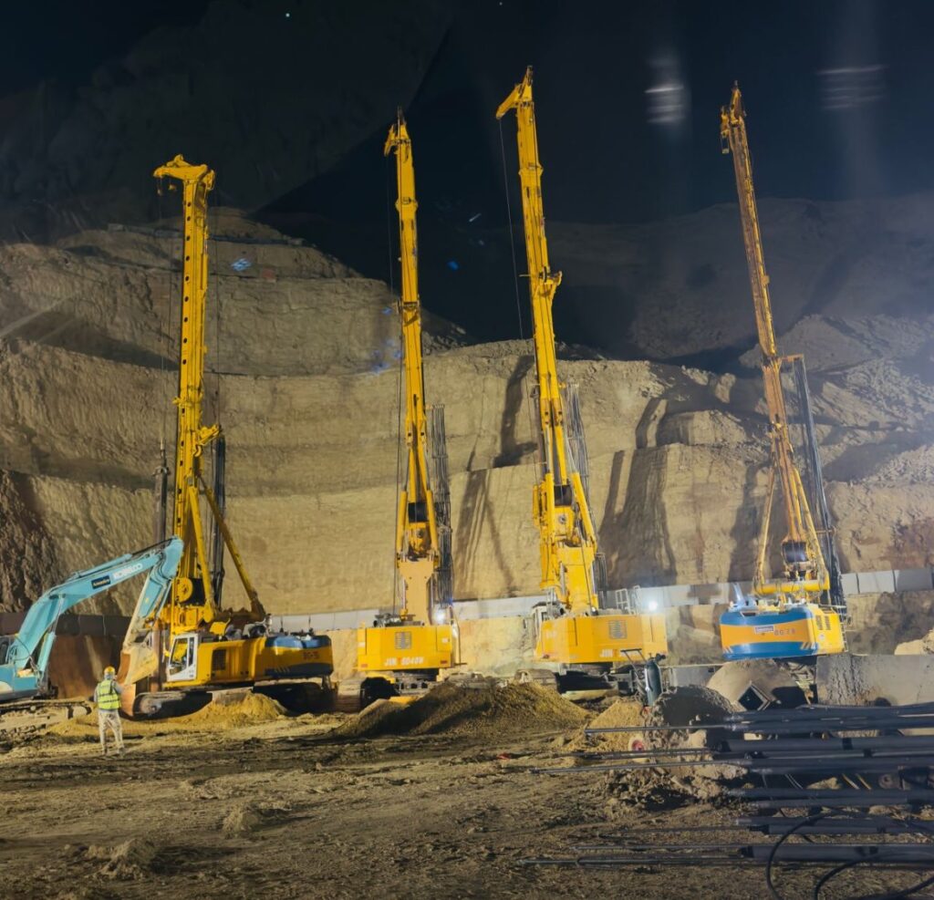 الجسر المعلق بالرياض.. عمل على مدار الساعة لإنجاز مشروع التطوير