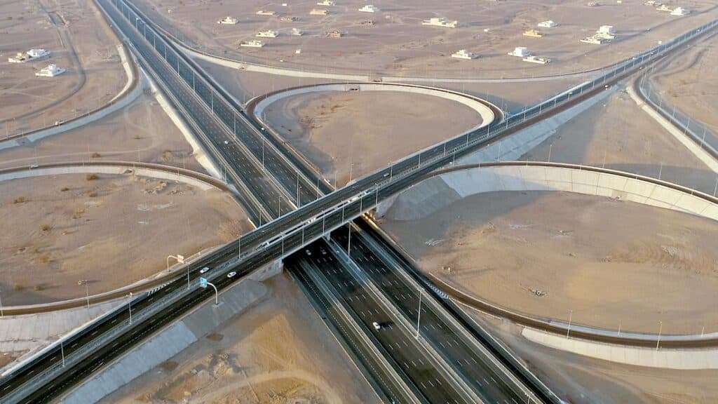 جسر على توسعة طريق الطائف في الرياض مع تقاطعات حديثة