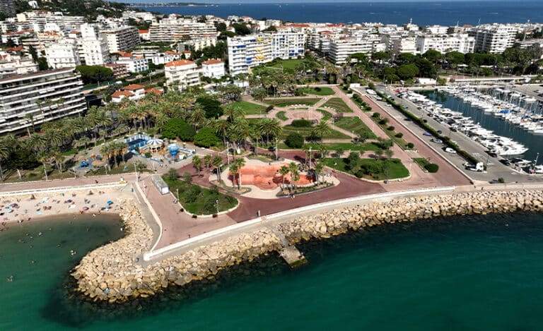 "Image of the Cannes skatepark integrated with palm trees and the beach."
