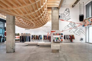 اكتشف تصميم متجر سوبريم الجديد في ميامي مع وعاء التزلج المعلق وواجهة معدنية مثقبة. تجربة ثقافية فريدة!