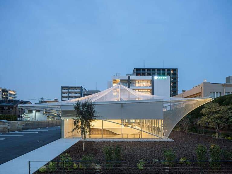 "Cs Somme Café with a delicate mesh facade creating a floating illusion in Fukuoka, Japan."