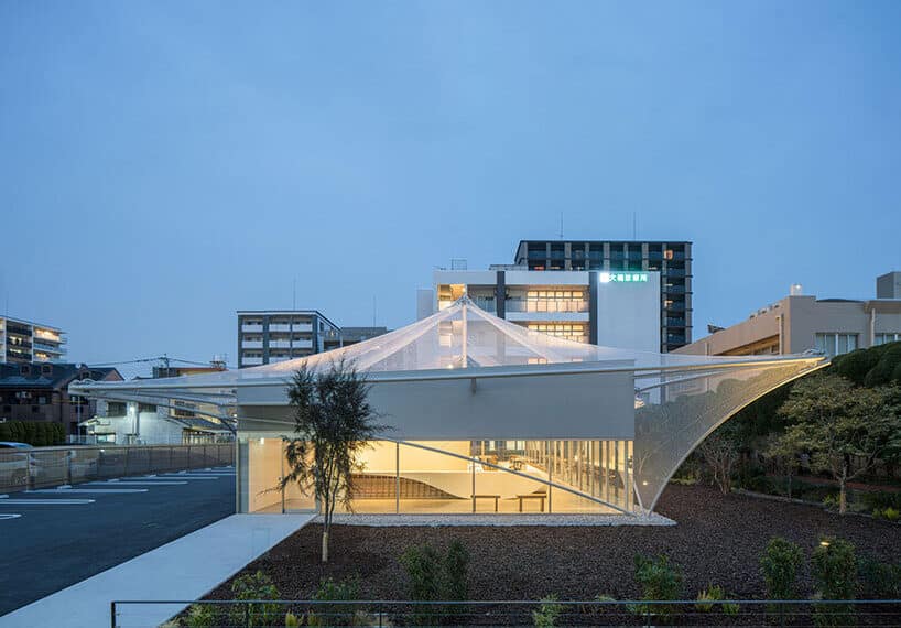 "Cs Somme Café with a delicate mesh facade creating a floating illusion in Fukuoka, Japan."