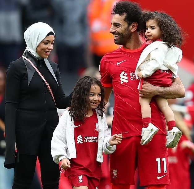 محمد صلاح  مع زوجته وطفلتيه