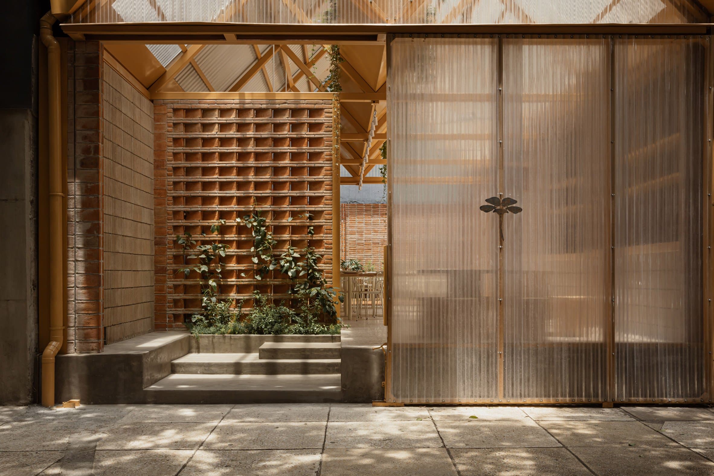 مبنى شفاف من أوبا