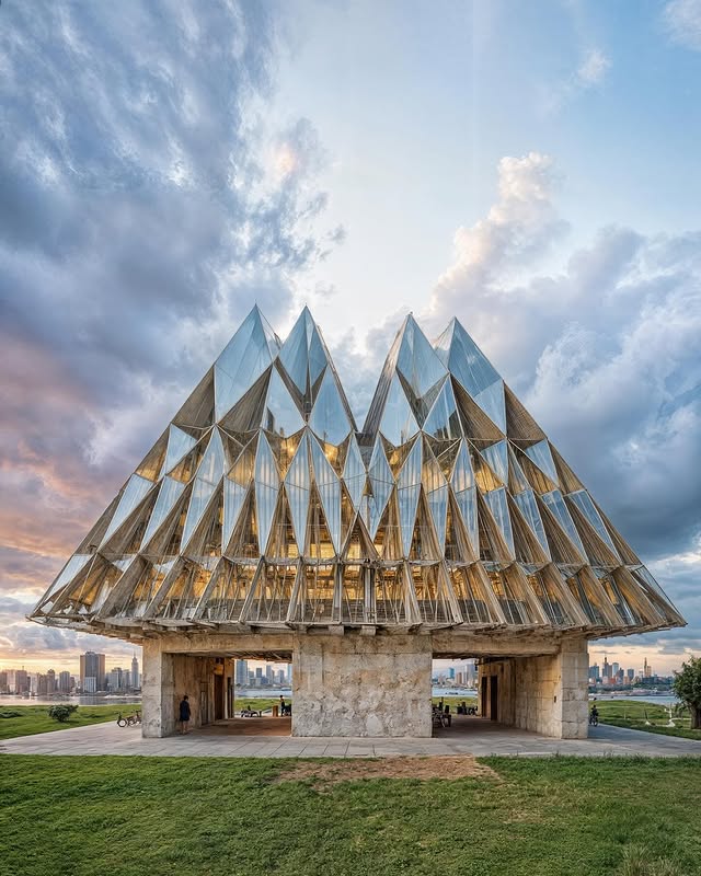 Full view of Guadalajara’s Civic Sculpture with crystalline triangular design reflecting the city skyline