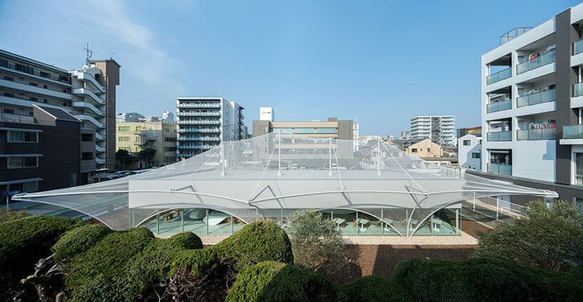 "Cs Somme Café with a delicate mesh facade creating a floating illusion in Fukuoka, Japan."