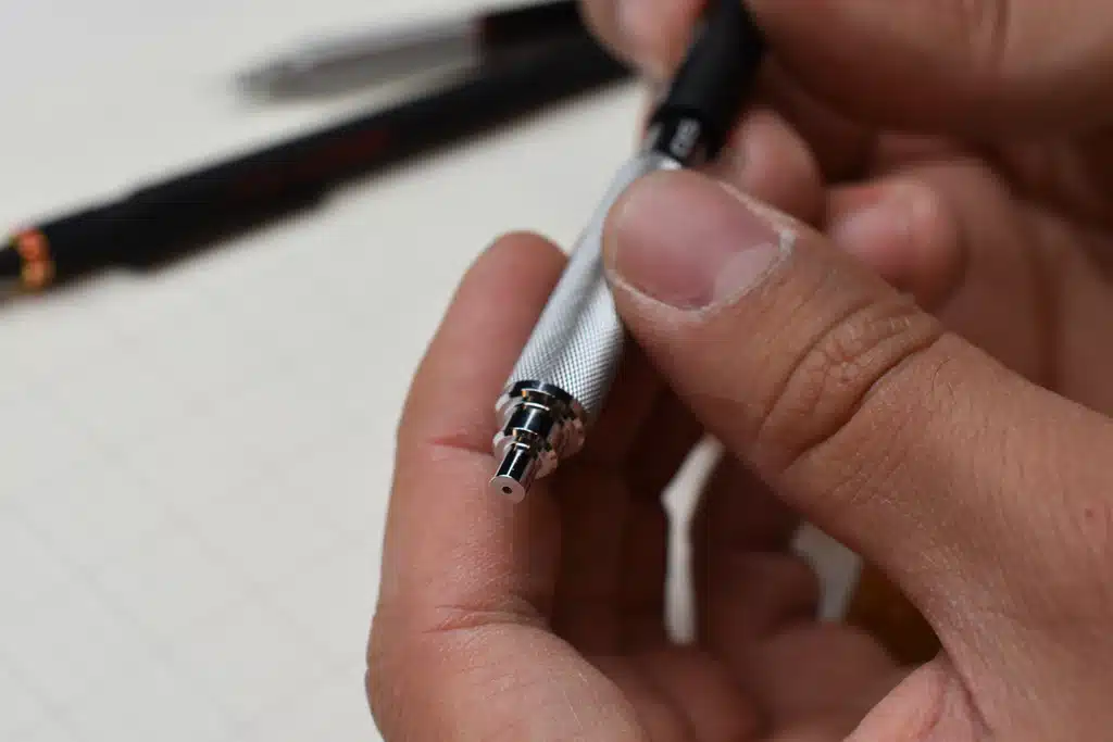 يد تمسك قلم GraphGear 1000 vs 500 مع التركيز على الطرف