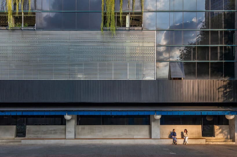 "صورة تُظهر الواجهة الخارجية لمطعم روكوشو، مع استخدام الزجاج والخشب كعناصر رئيسية في تصميمه المبتكر."