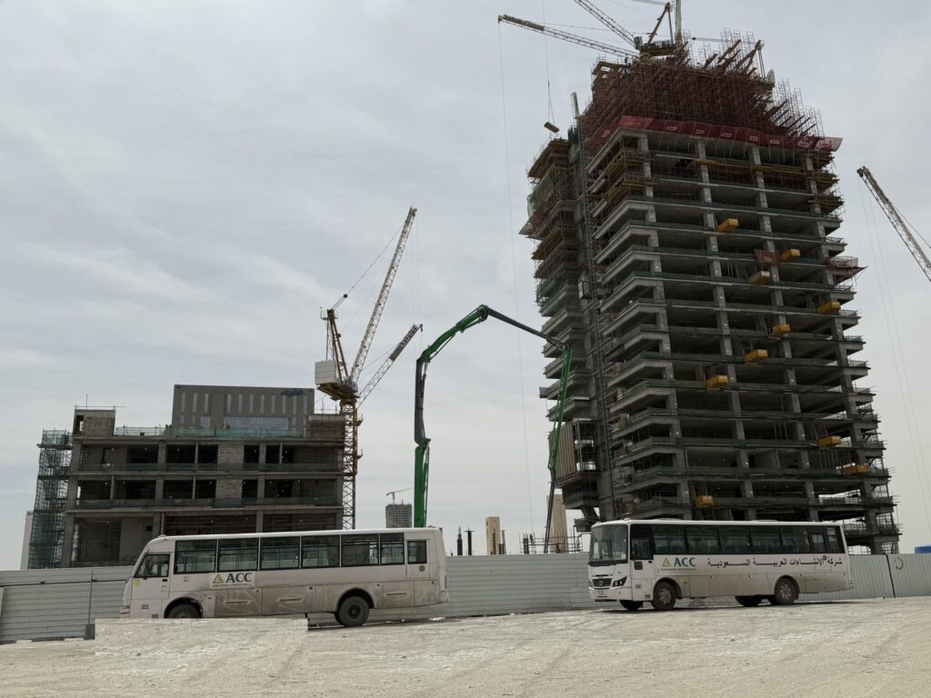 "برج الإنماء" يرتفع في سماء الرياض.. تقدم ملحوظ في أعمال التشييد