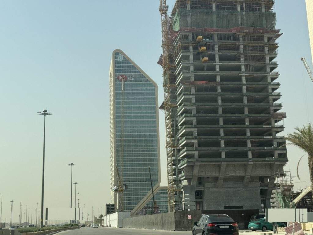 بدء أعمال التكسية الخارجية في برج الإنماء بالرياض