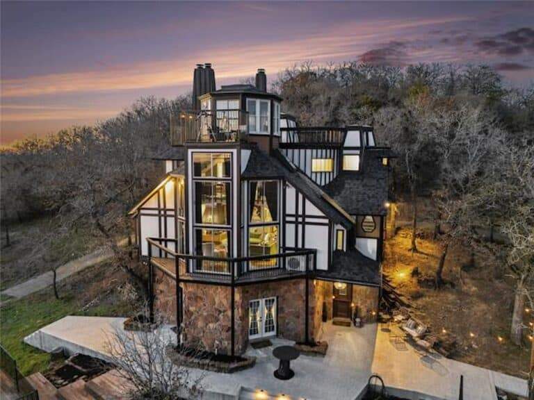 Frank Lloyd Wright Inspired: A Treehouse with Bold Character