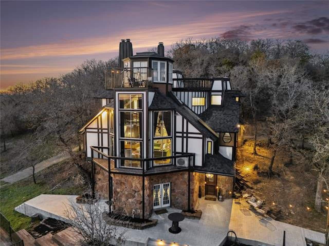 Frank Lloyd Wright Inspired: A Treehouse with Bold Character