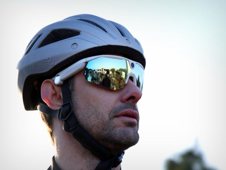 These AI-Powered Smart Glasses Destroy the Meta Ray-Bans with 5-Hour Video Recording