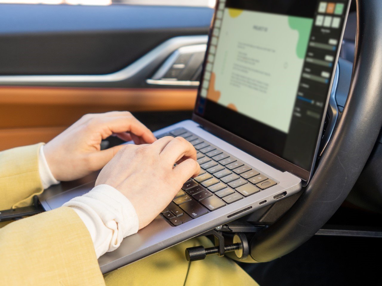 Laptop mount on sturdy car desk design