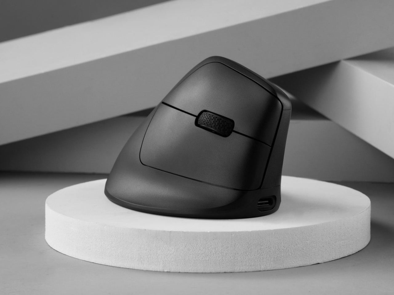 Image highlighting the thumb scroll wheel on the Keychron M5 mouse.