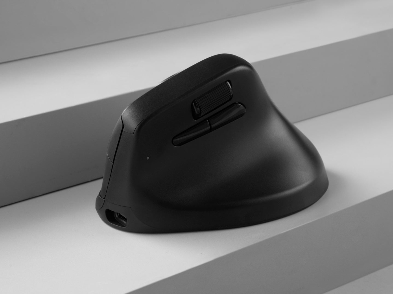 Image showing a natural wrist angle while using a vertical mouse.