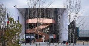 متعرج درج النحاس جبهات Coldefy & Carlo Ratti's France Pavilion في Expo 2025 Osaka