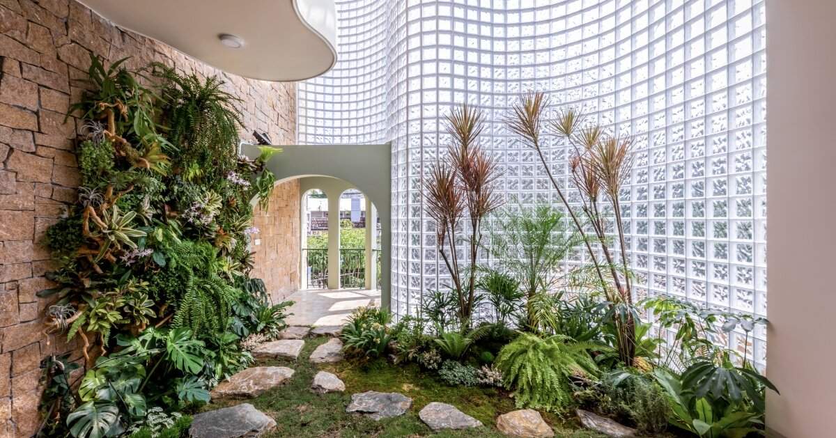 واجهة منحنية من 3000 من الطوب الزجاجي يلف منزل دا Vàng Studio الشفاف في فيتنام
