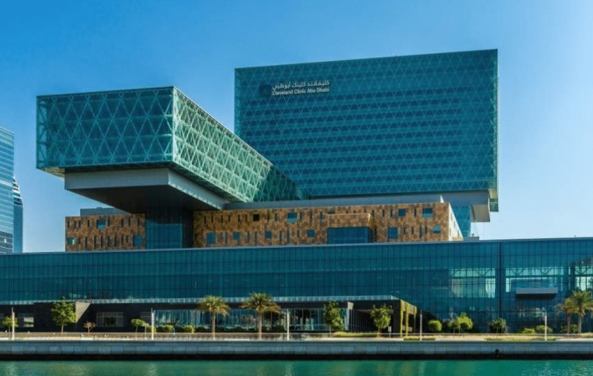 مستشفى كليفلاند كلينك أبوظبي، مبنى حديث يجمع بين التصميم المعماري الفريد والتقنيات المتقدمة في العزل الصوتي، حيث يتم استخدام الزجاج الكبير والمواد العازلة لضمان بيئة هادئة ومحفزة للشفافية الطبية.