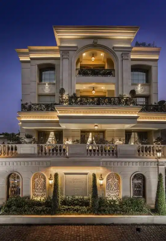 مبنى فخم ذو تصميم كلاسيكي يضم أقواسًا وأعمدة مزينة بإضاءة ليلية خلابة