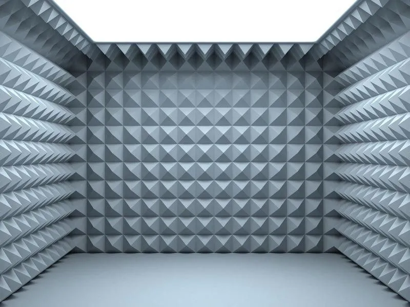 غرفة مختبر صوتية مصممة خصيصًا لامتصاص الصدى، حيث تغطي الجدران والأرضيات والسقف ألواح امتصاص الصوت ذات الشكل المثلثي، مما يضمن بيئة صوتية مثالية للتجارب والاختبارات