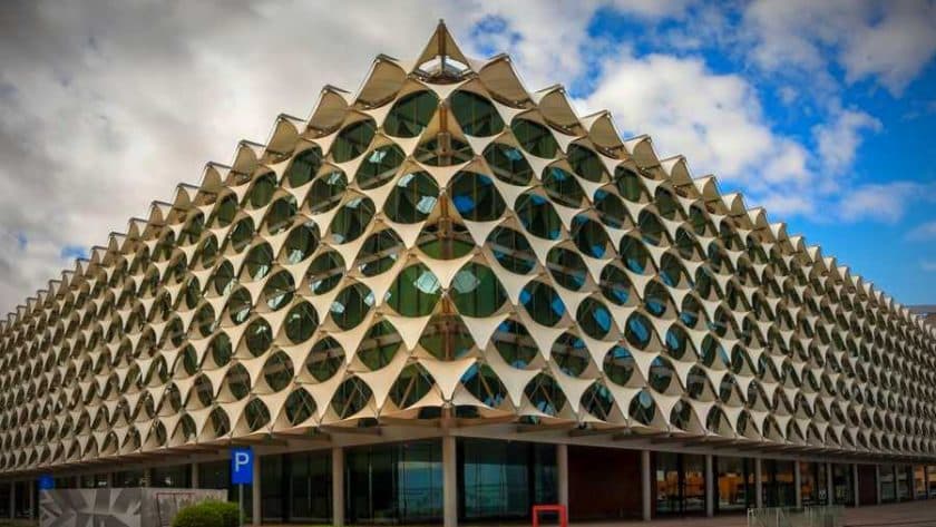 
عايز من الصوره مع سياق  المقال:
1. Alt text (نص بديل) مكتوب بطريقة بشرية ويعبر عن محتوى الصورة.
2. Caption (تسمية توضيحية) مرفقة مع الصورة، مكتوبة بأسلوب بشرى وواضح.
وتكون باللغه العربي و الٍإنجليزي
      