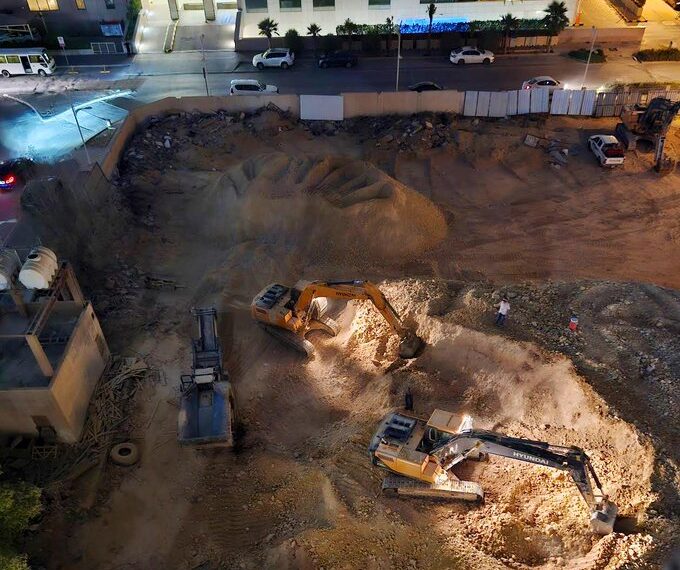 Heavy machinery is at work on excavation activities for a new tower project located on Olaya Street in Riyadh’s Al-Sahafa District, just south of the Ascott Rafal Hotel