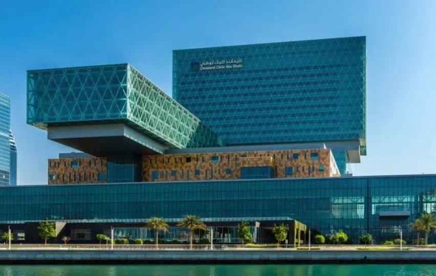 Cleveland Clinic Abu Dhabi, a modern building that combines innovative architectural design with advanced sound insulation techniques, featuring large glass panels and soundproof materials to ensure a quiet and transparent medical environment.