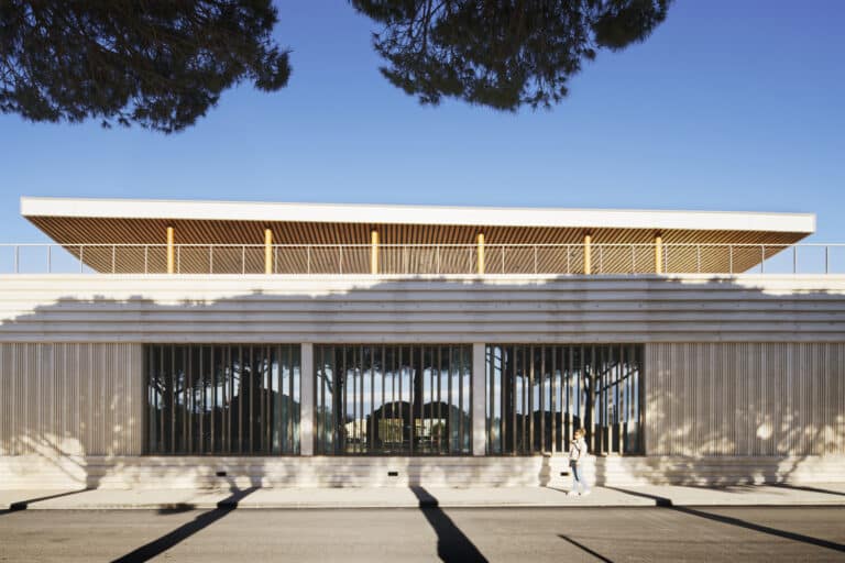 "L'Agora Event Hall and Ernest Hemingway Media Library in Le Grau-du-Roi, showcasing modern design and sustainable architecture."