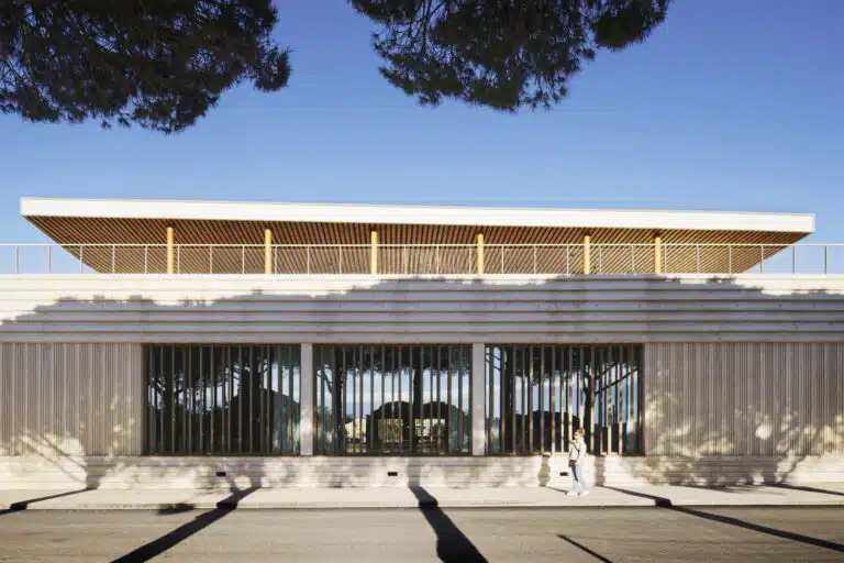 "L'Agora Event Hall and Ernest Hemingway Media Library in Le Grau-du-Roi, showcasing modern design and sustainable architecture."