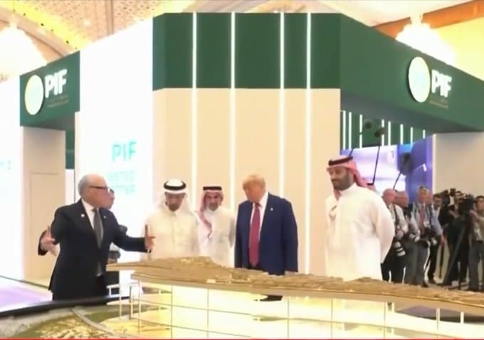 Crown Prince Mohammed bin Salman and former U.S. President Donald Trump review the Diriyah Project at the Saudi-American Investment Forum, alongside representatives from the Public Investment Fund (PIF) and other officials.