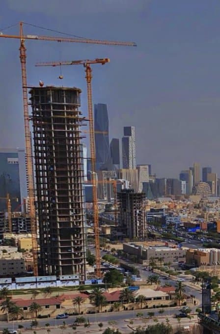 برج البوابة الذهبية في مرحلة بناء متقدمة