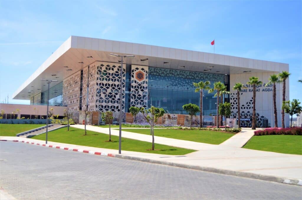 مبنى حديث يعكس العمارة المغربية المعاصرة مع تصاميم هندسية مبتكرة