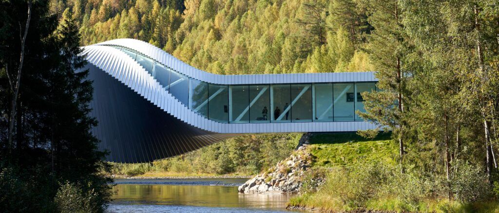 Sustainable building in Norway's nature, reflecting urban transformation towards sustainability.