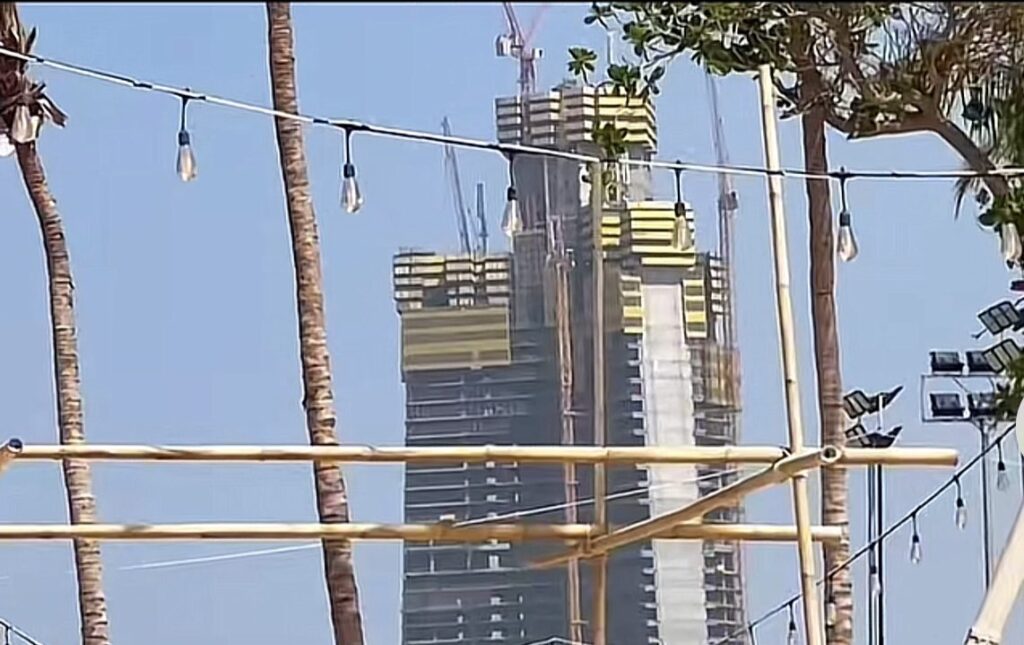 صورة تُظهر برج جدة العملاق أثناء عملية البناء، مع التركيز على الهيكل المعدني والألواح الخارجية.
