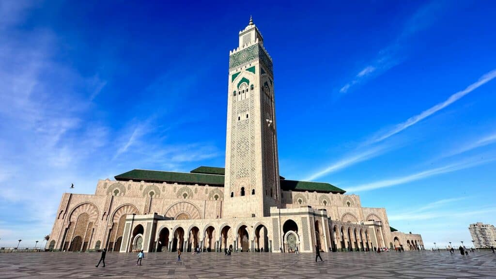 مسجد الحسن الثاني في الدار البيضاء يمثل العمارة المغربية الحديثة بتصميمه الفريد