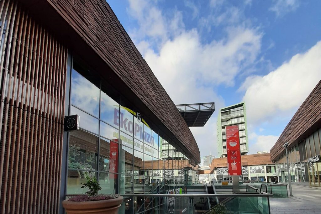 ممر تجاري في ألميرا مع التصميم المعماري الحديث وواجهات زجاجية