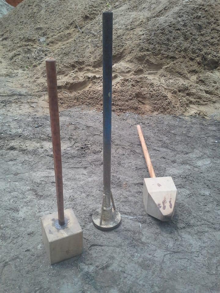 صورة أدوات الدك القديمه والتى مازالت تستخدم  الى الان