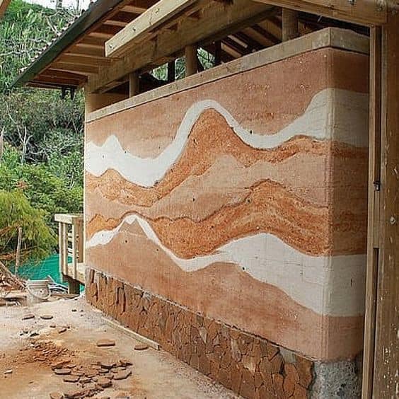 جدار مبني بالتربة المدكوكة يظهر طبقات متعددة من التربة الطبيعية
