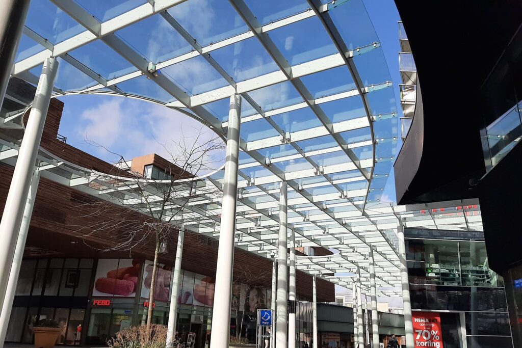 ممر مغطى بتصميم معماري حديث في ألميرا مع واجهات زجاجية