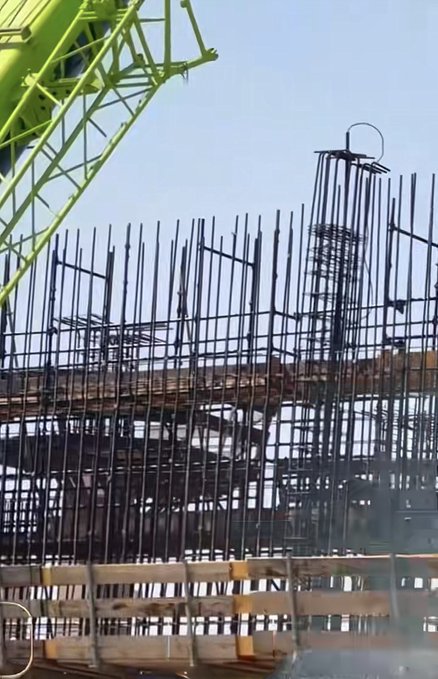 Image showing metallic frameworks and support scaffolding during Jeddah Tower's construction