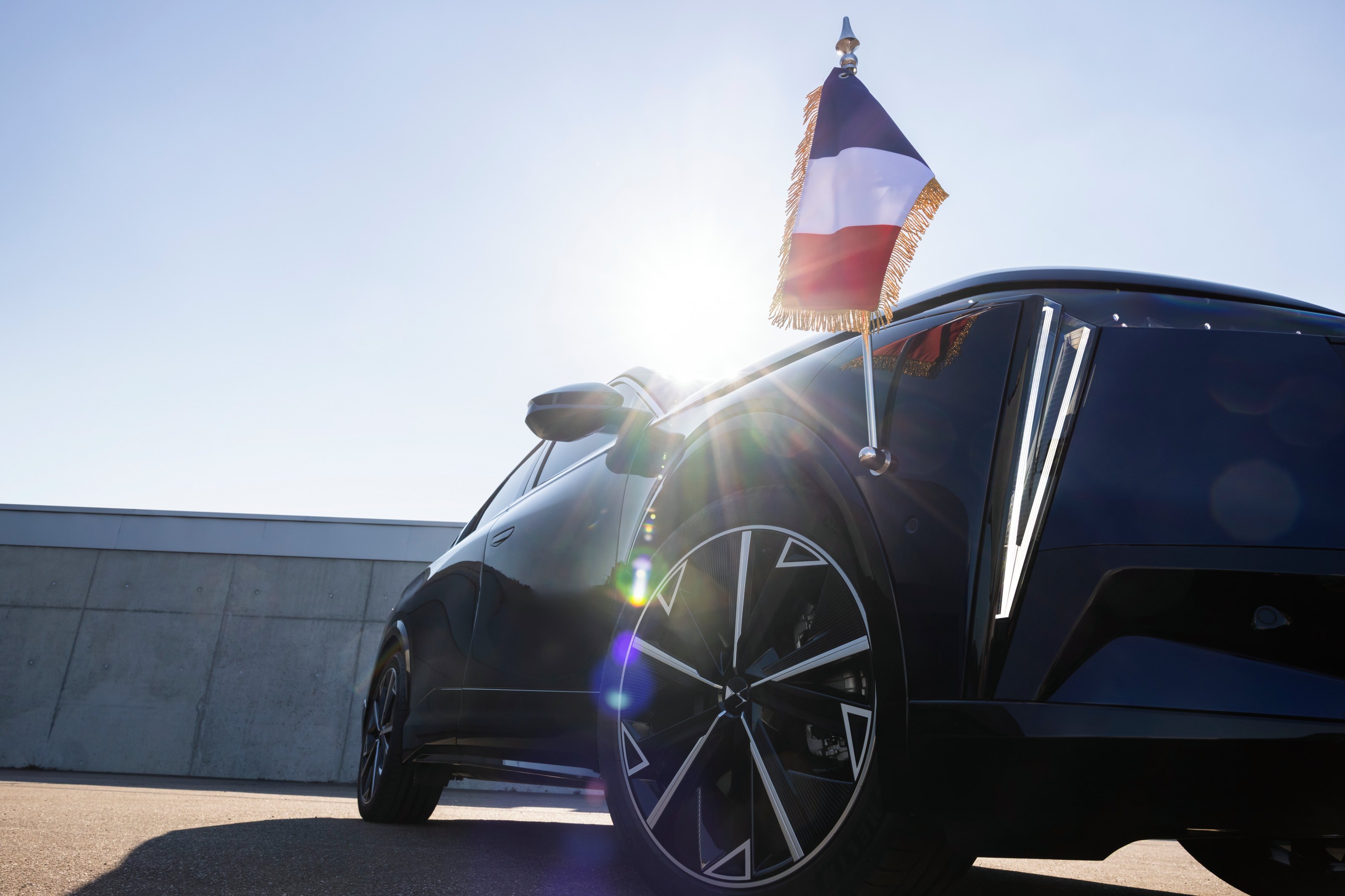 Flag holders on the front bumper of the DS N°8 presidential car